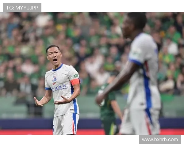 重庆足球队战术之争引发热议球迷与专家各执己见探讨未来发展方向 重庆足球队战术之争引发热议球迷与专家各执己见探讨未来发展方向