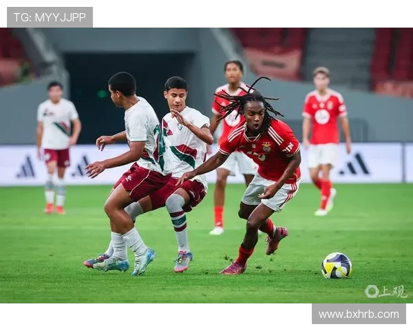 巴西足球明星抵达机场引发粉丝热潮现场气氛火爆令人惊叹